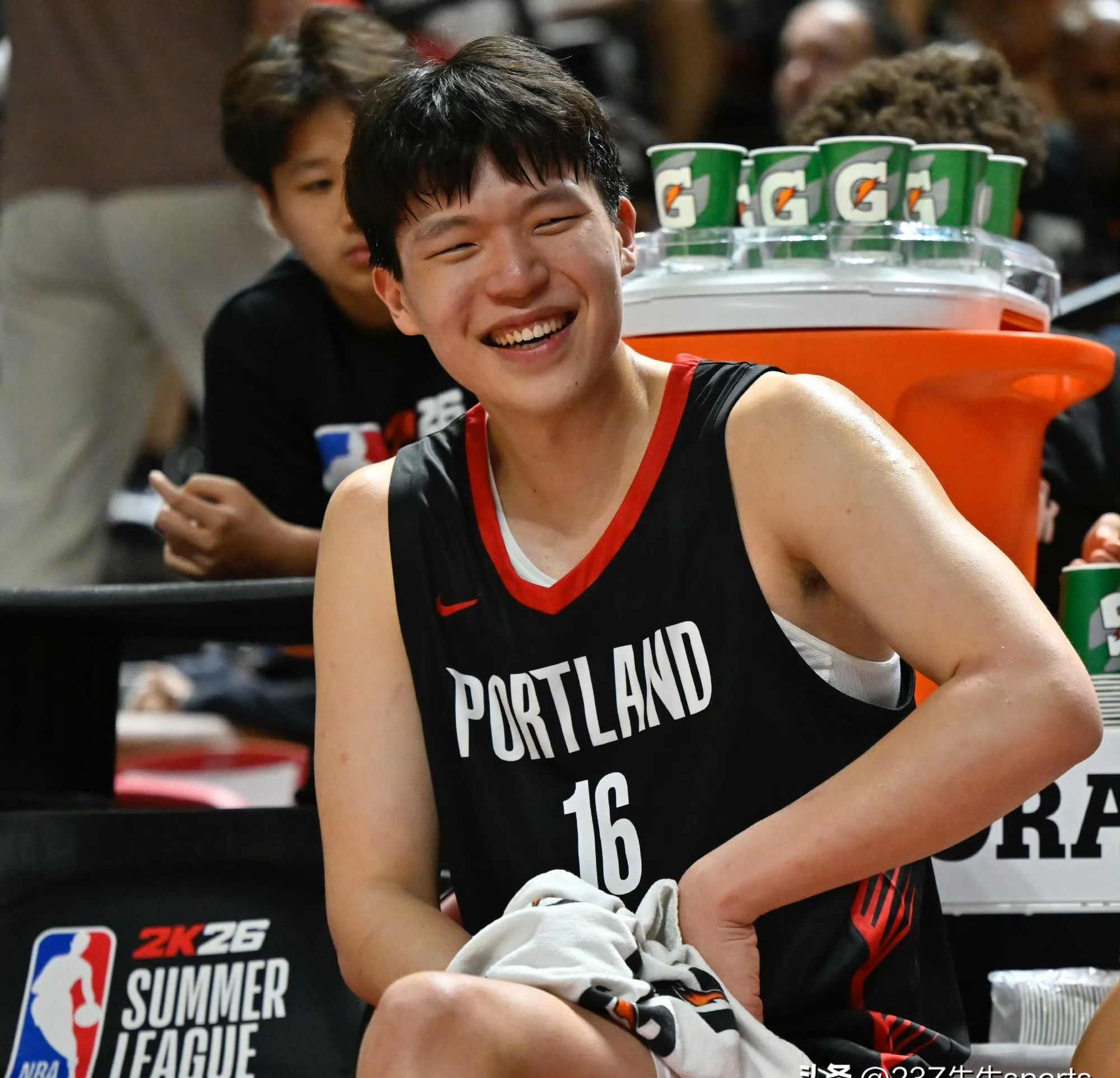 包含重磅！今夜孟菲斯灰熊备战NBA季后赛转会期阿贾克斯再遭质疑，俄克拉荷马雷霆围绕葡超防线松动的词条