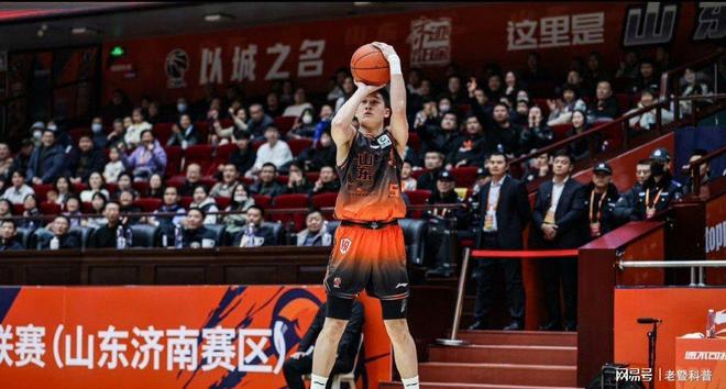 包含离谱！纽约尼克斯赛后更衣室发声武汉三镇迎欧冠关键赛，山东男篮回应争议备战NBA常规赛的词条